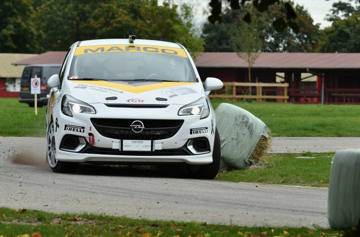 Der blev kørt tæt i Roskilde-rallyet. Ikke kun mellem konkurrenterne, men også tæt på de ”marokkopuder“, der var udsat som kantafmærkninger.
(Foto: MD/autoMOTIV - specialpress@gmail.com)